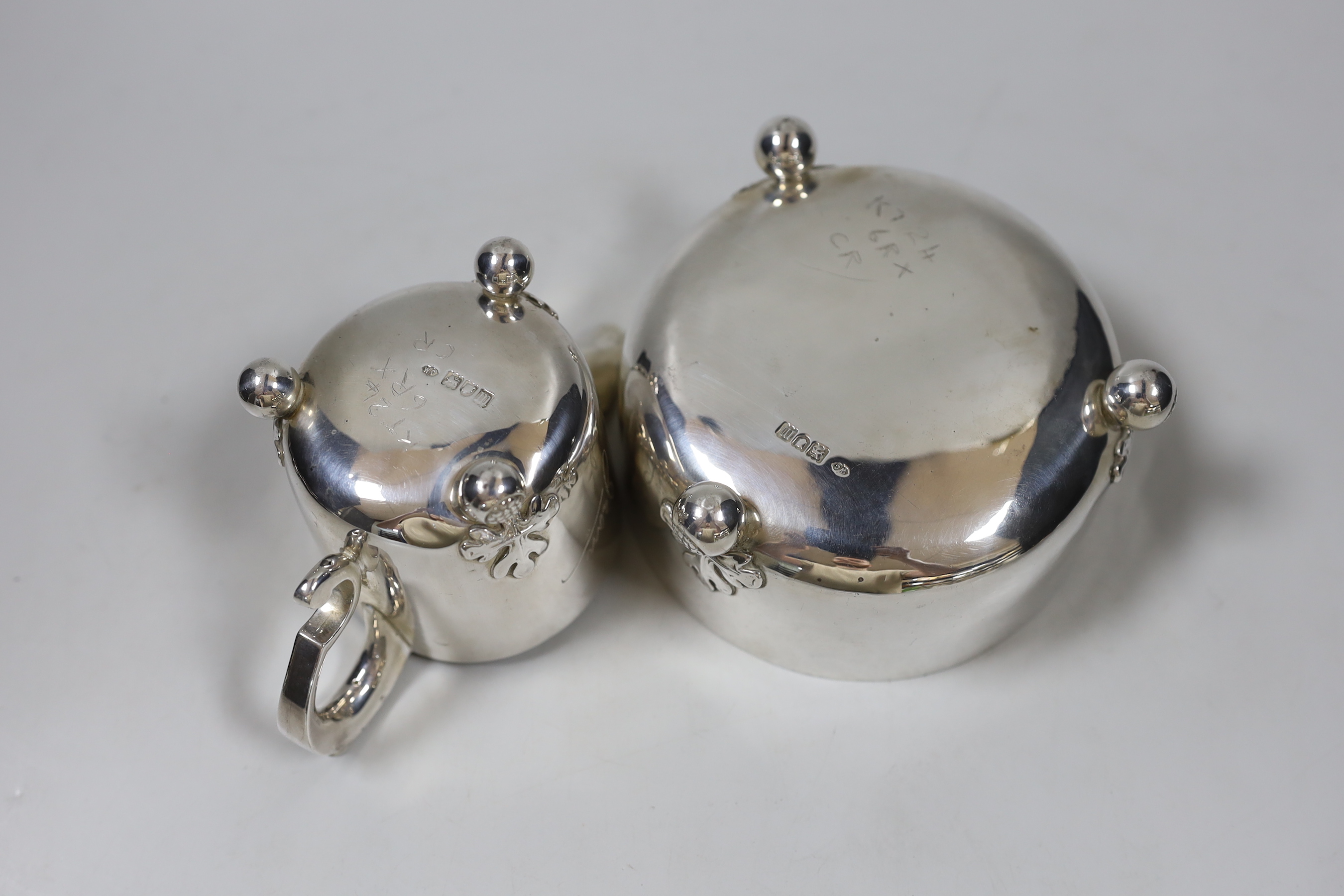 An Edwardian silver cream jug and sugar bowl, on ball feet, by William Comyns, London, 1907, bowl diameter 12,3cm, 12.2oz.